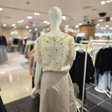 볼륨 소매 카라 반팔 블라우스