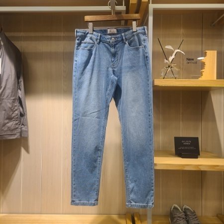 조직감이 돋보이는 워싱 데님팬츠