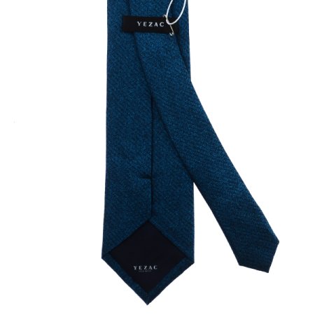 상단에 원포인트 크리스탈 넥타이