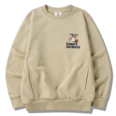 백팩을 맨 곰레터링 맨투맨 BE