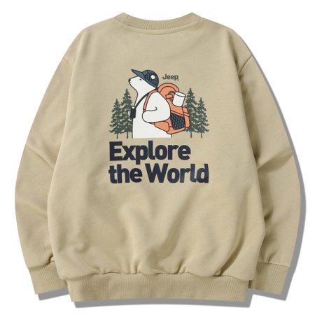 백팩을 맨 곰레터링 맨투맨 BE