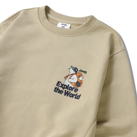 백팩을 맨 곰레터링 맨투맨 BE