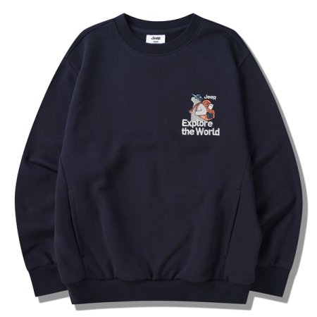 백팩을 맨 곰레터링 맨투맨 NA