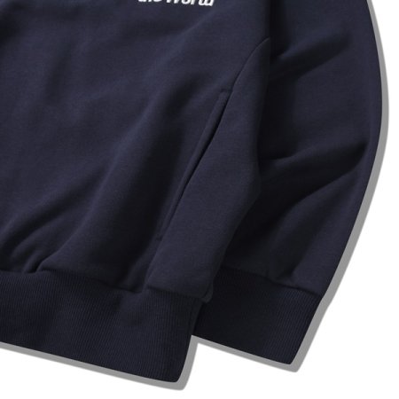 백팩을 맨 곰레터링 맨투맨 NA