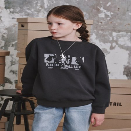 차콜그레이 와이드넥 맨투맨