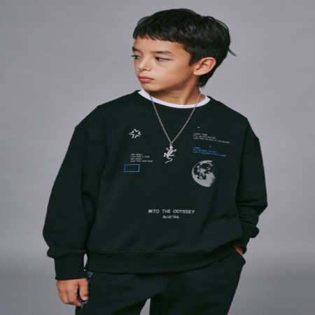 아크라인 블랙 맨투맨 티셔츠