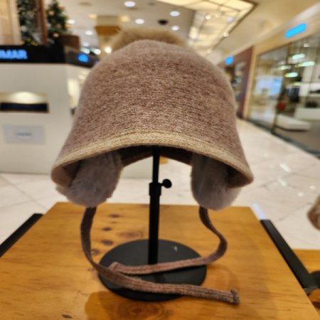 피에르가르뎅 여성 귀달이 방울모자