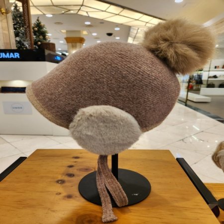 피에르가르뎅 여성 귀달이 방울모자