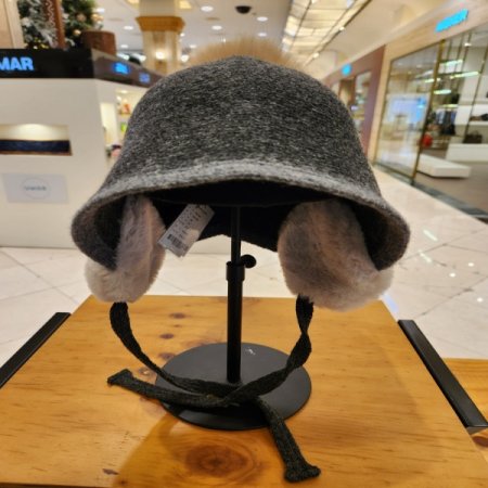 피에르가르뎅 여성 귀달이 방울모자