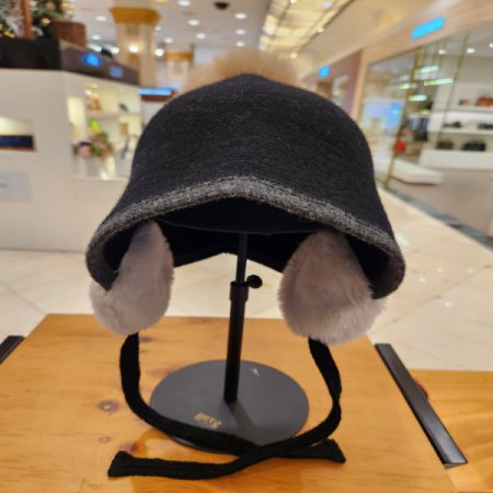 피에르가르뎅 여성 귀달이 방울모자