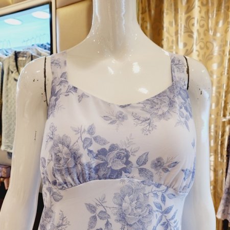 초경량 하늘하늘한 컵내장 원피스가운