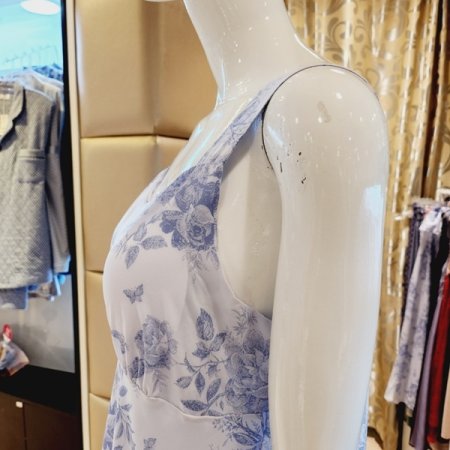 초경량 하늘하늘한 컵내장 원피스가운