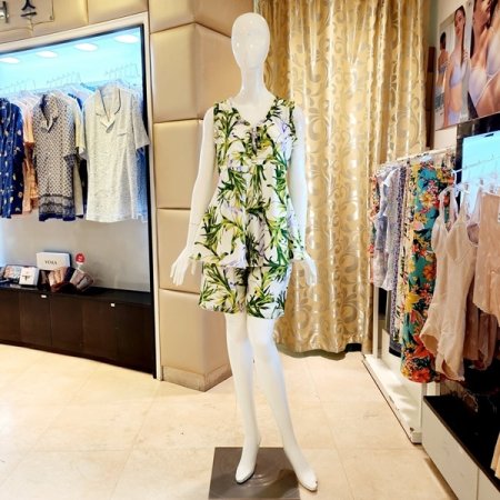 화사한 프린트 패드상의 홈웨어세트