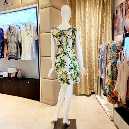 화사한 프린트 패드상의 홈웨어세트