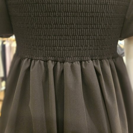 세컨스킨 스퀘어넥 퍼프소매 셔링 롱원피스