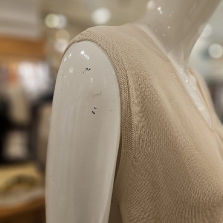 브이넥 홀가먼트 플레인 민소매 니트