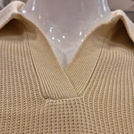 카라 하트 자수 니트