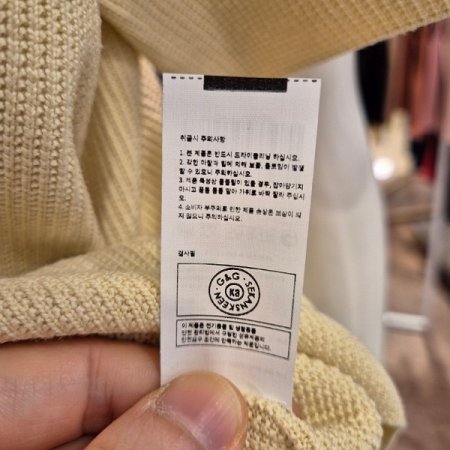 카라 하트 자수 니트