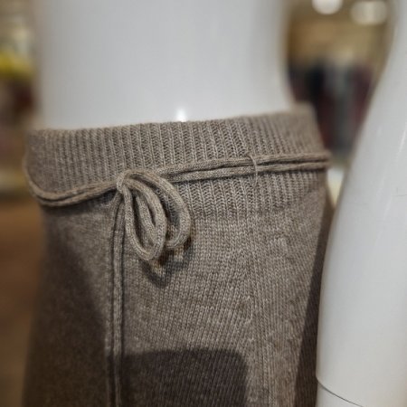 3D A라인 스트랩 롱 니트 스커트