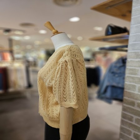 플라워 펀칭 스웨터