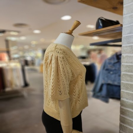 플라워 펀칭 스웨터