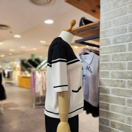 배색 포인트 앞 단추 니트