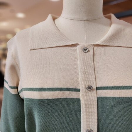 배색 포인트 앞 단추 니트
