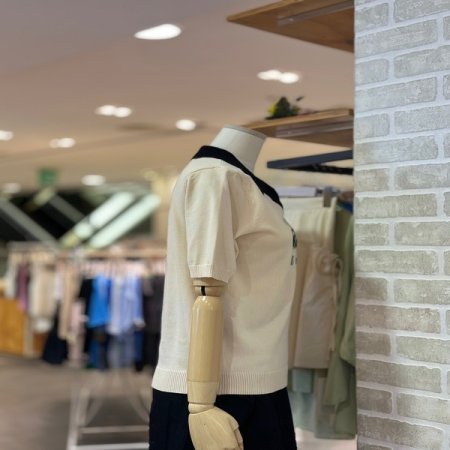 배색 카라 레터링 스웨터