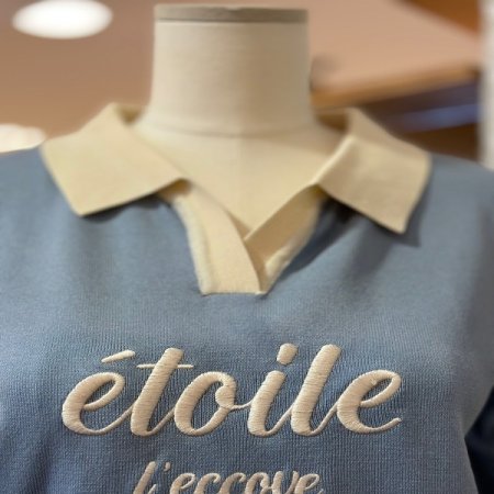 배색 카라 레터링 스웨터