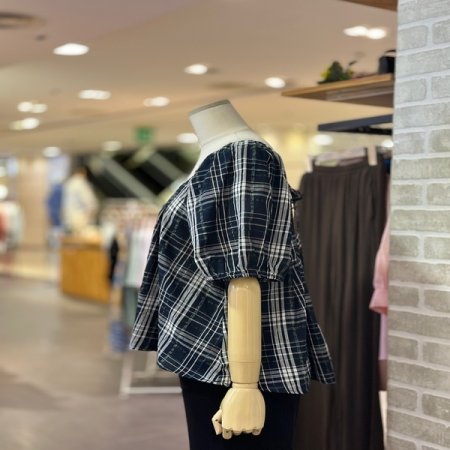 체크퍼프 슬리브 블라우스 컬러 택 중 1