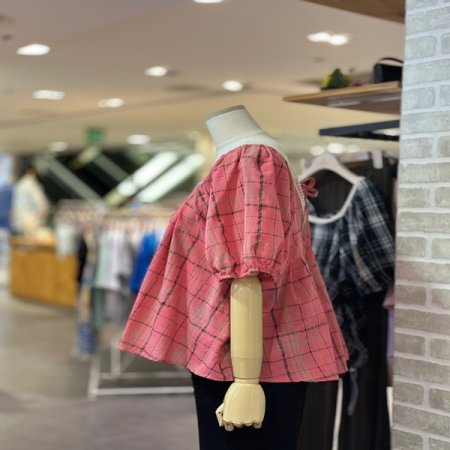 체크퍼프 슬리브 블라우스 컬러 택 중 1