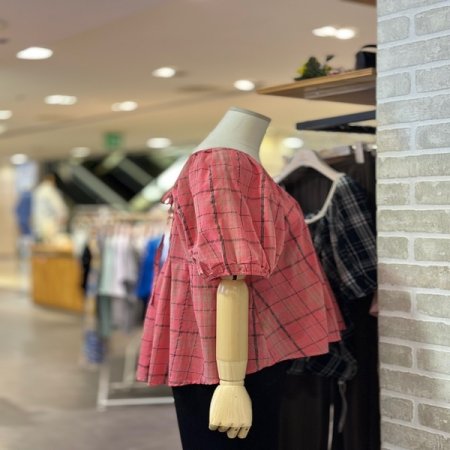 체크퍼프 슬리브 블라우스 컬러 택 중 1