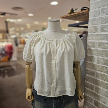 레이스넥 버튼 블라우스