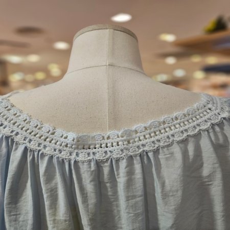 레이스넥 버튼 블라우스