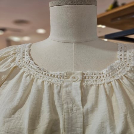 레이스넥 버튼 블라우스