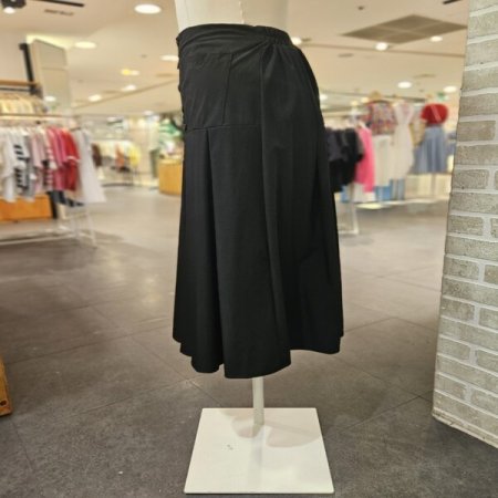 버튼 아웃 포켓 주름 스커트