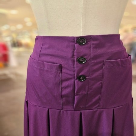 버튼 아웃 포켓 주름 스커트