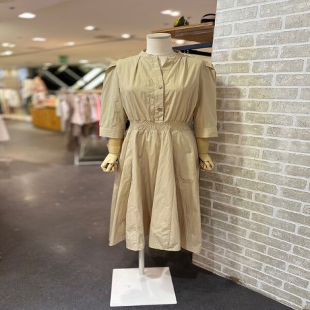 장식 단추 소매 터크 원피스