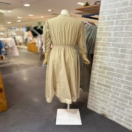 장식 단추 소매 터크 원피스