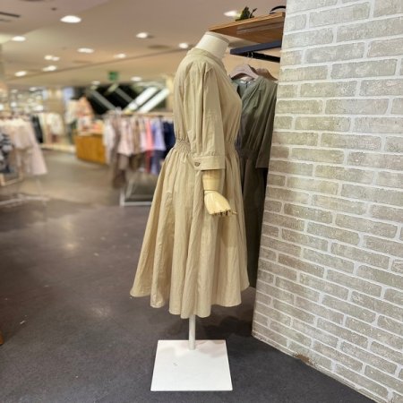 장식 단추 소매 터크 원피스