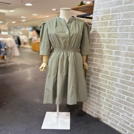 장식 단추 소매 터크 원피스