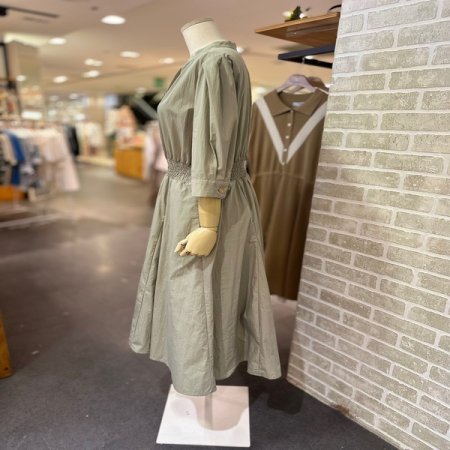 장식 단추 소매 터크 원피스