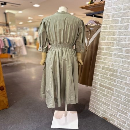 장식 단추 소매 터크 원피스