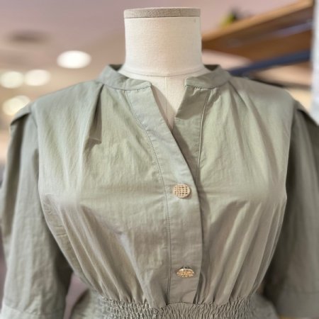 장식 단추 소매 터크 원피스