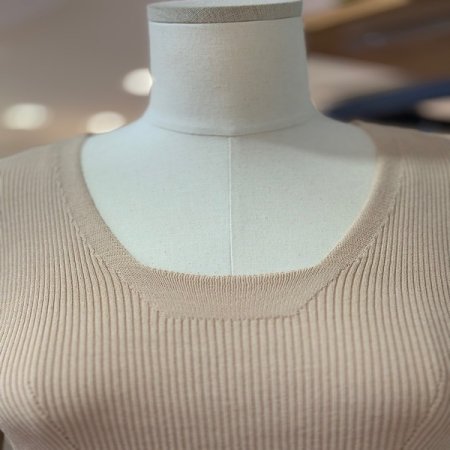 사선 스티치 니트 슬리브리스