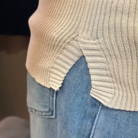 사선 스티치 니트 슬리브리스