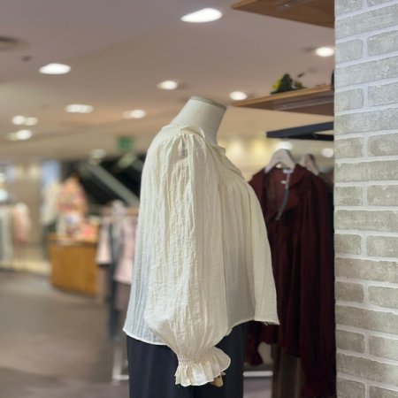 스모킹 셔링 블라우스