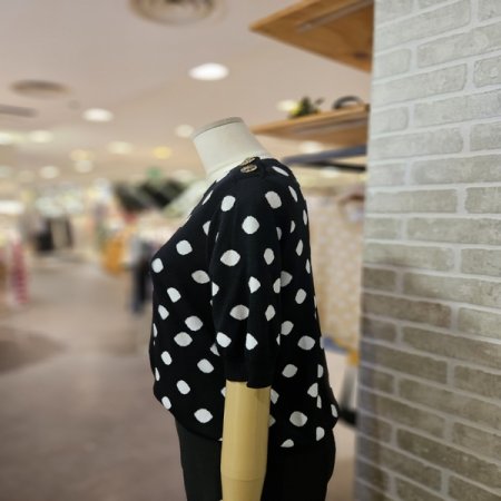 버튼 도트 스웨터