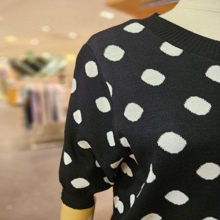 버튼 도트 스웨터