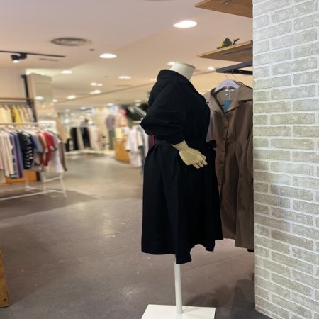 오픈 카라 핀턱 원피스